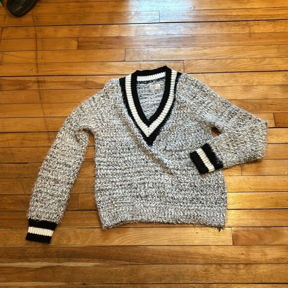 Bundle of 3 Women’s Size Medium Long Sleeve Sweaters - Picture 7 of 10